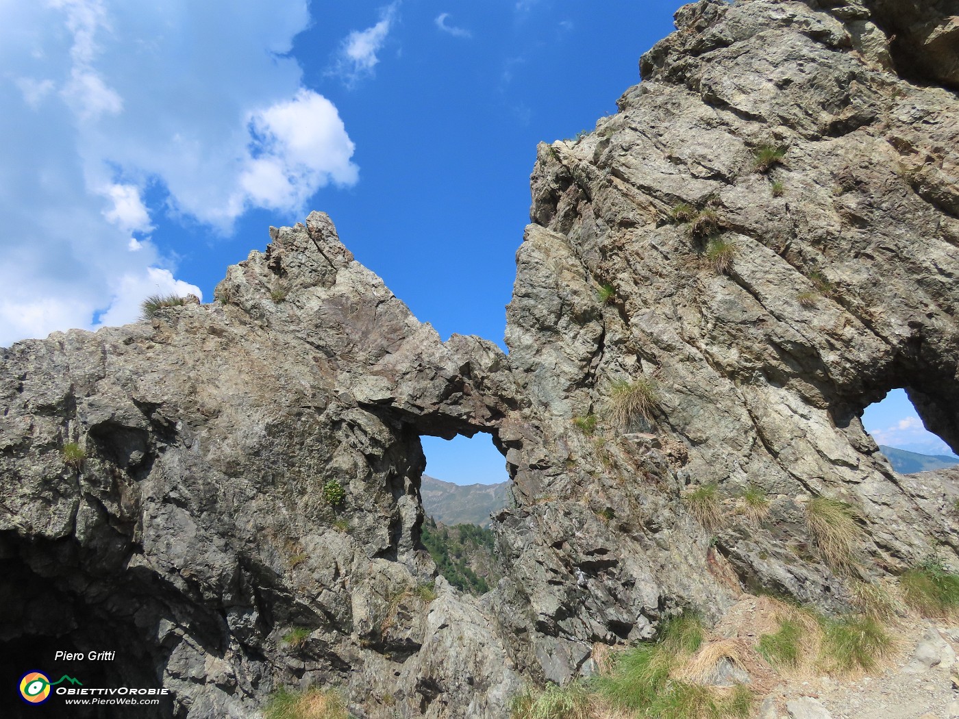 47 Finestre nella roccia per osservazione del nemico.JPG
